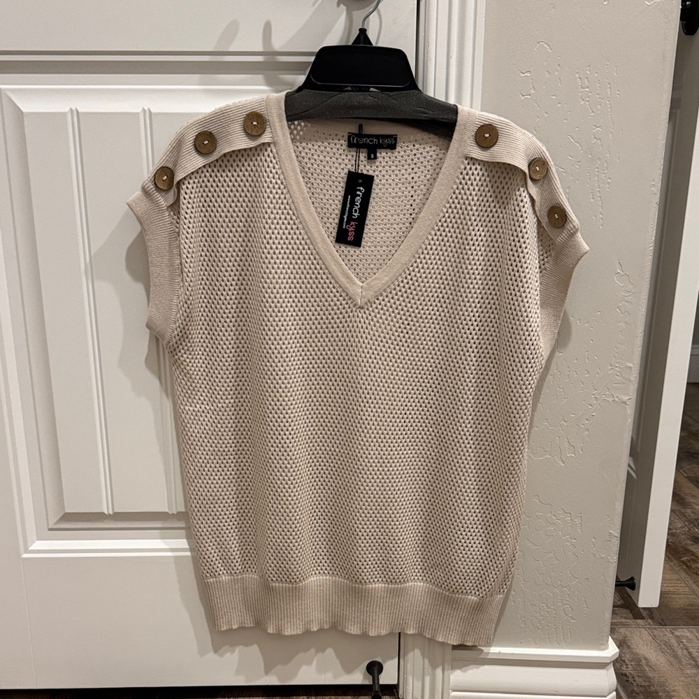 NWT French Kyss crochet V-neck Short sleeve top with accent buttons at shoulders
